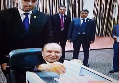 الرئيس الجزائري يدلي بصوته في الانتخابات «الصورة نقلا عن التليفزيون الجزائري»